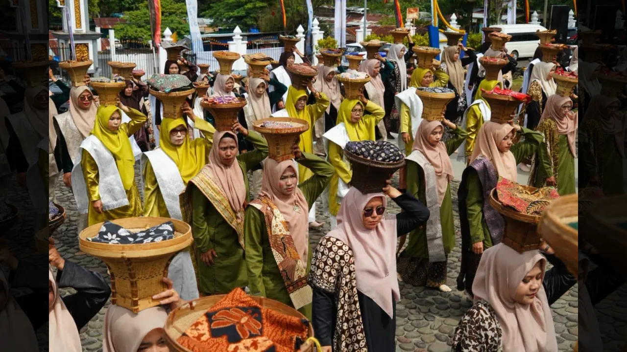 Peragaan tradisi dan budaya Minang di Tanah Datar.